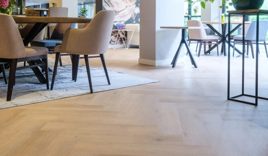 Visgraat click pvc vloer in woonwinkel