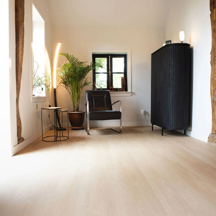 Lichte Vivafloors Eiken 8510 Click PVC vloer in woonkamer