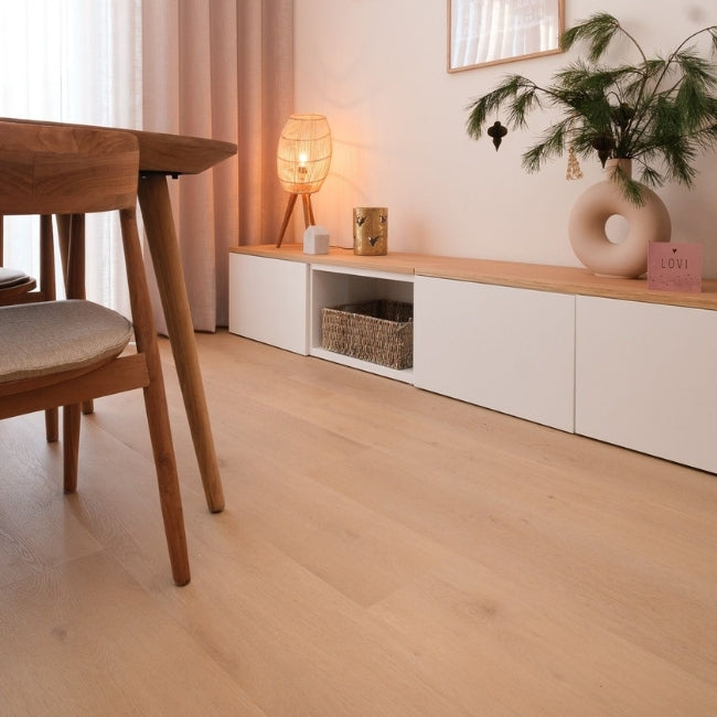 Belakos Palazzo 770 Rigid Click vloer in stijlvol interieur met houten eettafel en dressoir