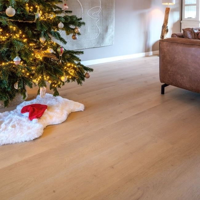 Belakos Palazzo 770 Rigid Click vloer onder kerstboom in sfeervolle woonkamer met natuurlijke lichtinval