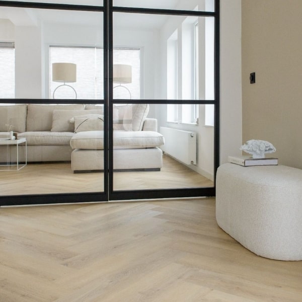 De Belakos Palazzo Visgraat XL 72 in een woonkamer met zarte stalen deuren