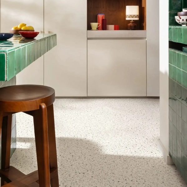 De Bolzano 46112 van Moduleo LayRed is een XL Tegel geplaatst in een groene keuken