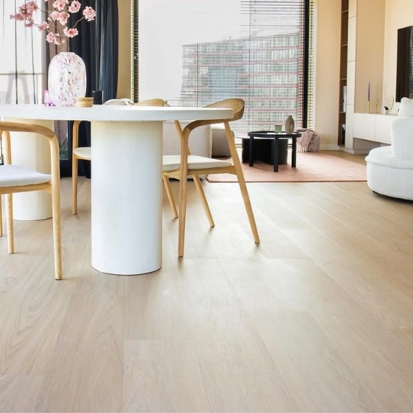 De eikenhouten click pvc vloer Eiken 7810 van Vivafloors in een woonkamer