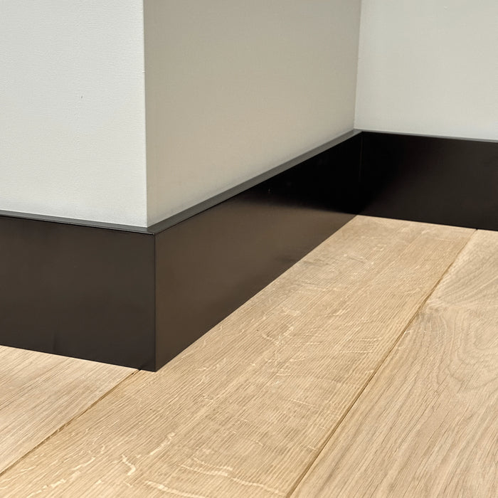 Moderne plint 70x15 voorgelakt RAL 9005
