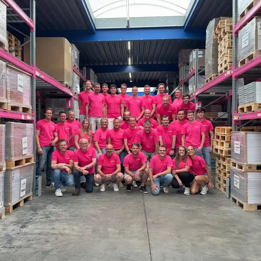 Het team achter Vivafloors in de opslagplaats