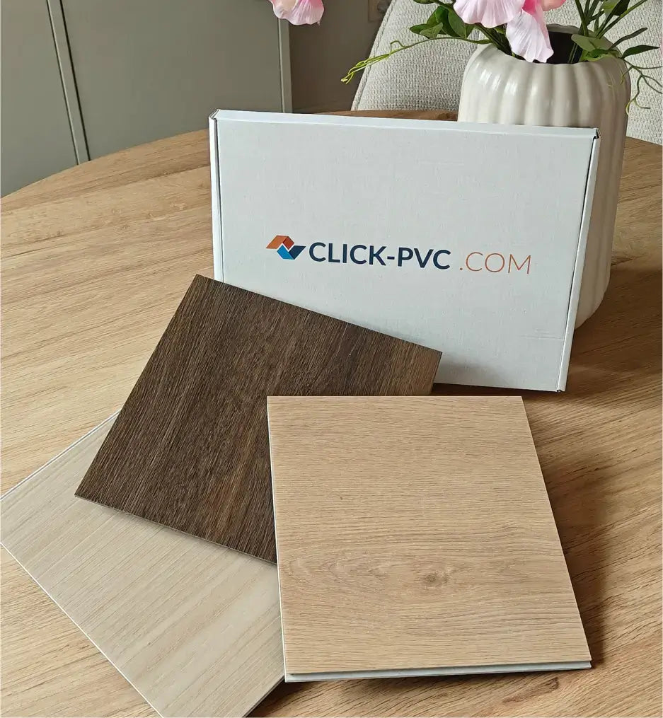 Sfeerfoto drie gratis vloerstalen click pvc met verzenddoos