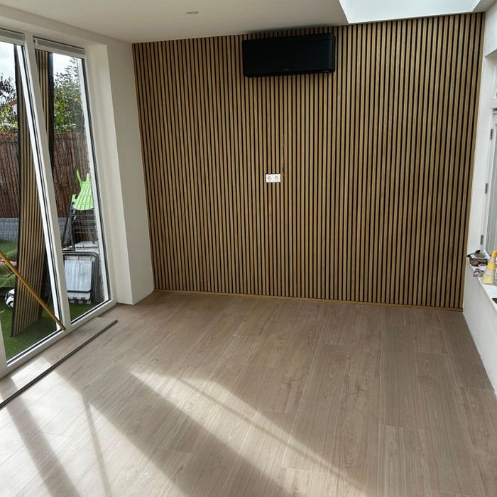 Sfeerfoto van click pvc vloer Belakos Portico 540 rechte plank in kamer met wandpanelen en airco