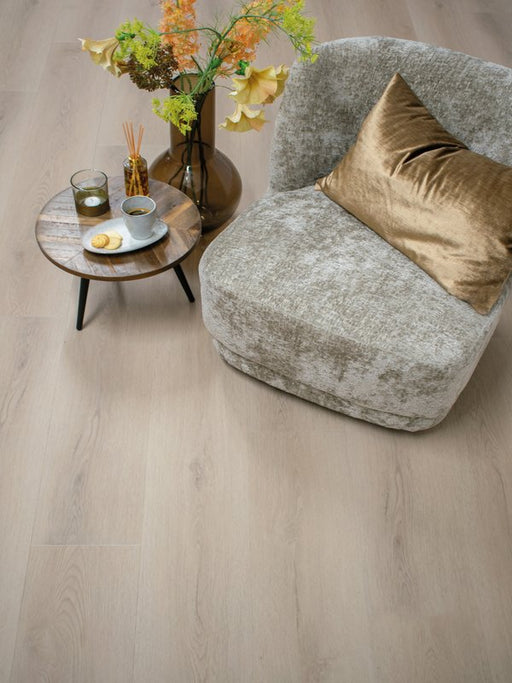 Sfeerfoto van Gelasta Sierra 3000 smoked met bijzettafel en stoel