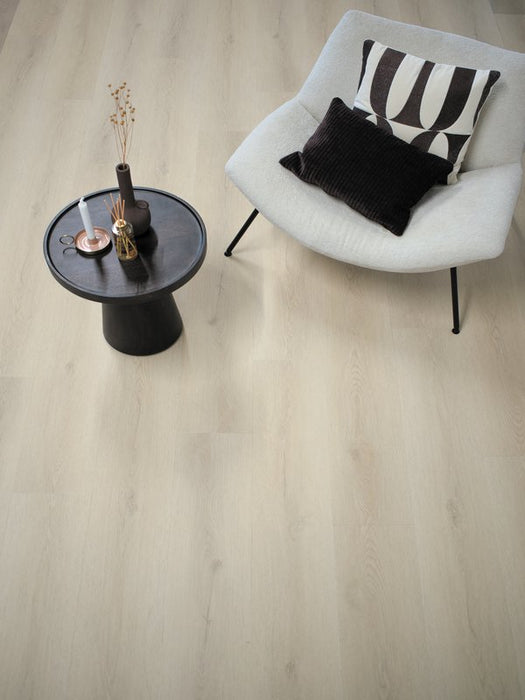 Sfeerfoto van Gelasta Sierra 3001 beige met bijzettafel en stoel