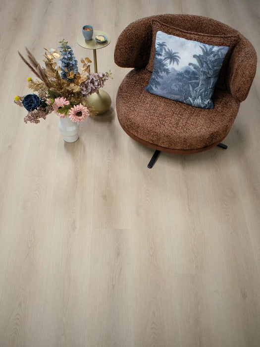 Sfeerfoto van Gelasta Sierra 3002 light met bijzettafel en stoel