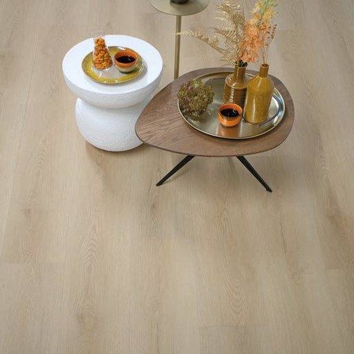 Sfeerfoto van Gelasta Sierra 3003 natural met bijzettafel en stoel