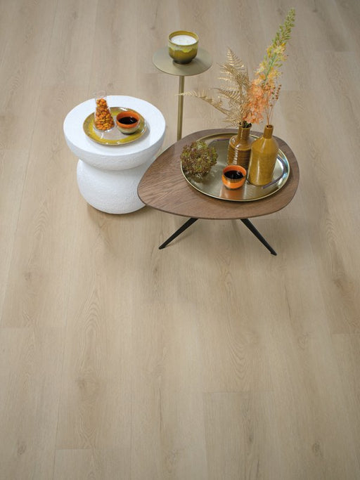 Sfeerfoto van Gelasta Sierra 3003 natural met bijzettafel en stoel