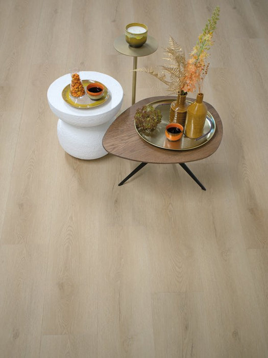 Sfeerfoto van Gelasta Sierra 3003 natural met bijzettafel en stoel