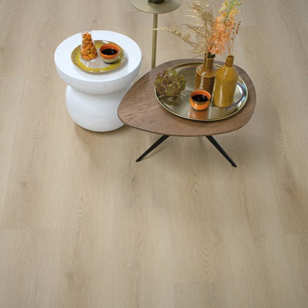 Sfeerfoto van Gelasta Sierra 3003 natural met bijzettafel en stoel