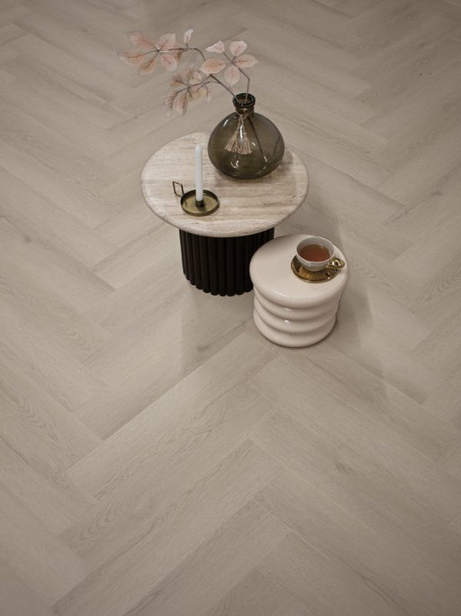 Sfeerfoto van Gelasta Sierra Visgraat 3100 smoked met bijzettafel