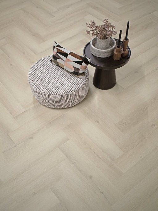 Sfeerfoto van Gelasta Sierra Visgraat 3101 met zitkussen en bijzettafel