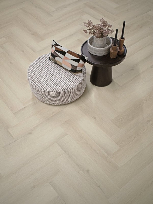 Sfeerfoto van Gelasta Sierra Visgraat 3101 met zitkussen en bijzettafel