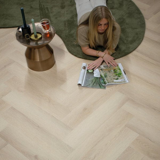 Sfeerfoto van Gelasta Sierra Visgraat 3102 met vloerkleed en persoon