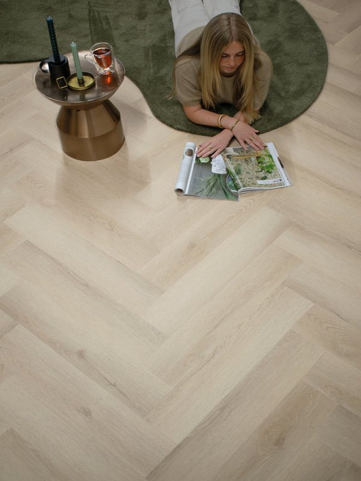 Sfeerfoto van Gelasta Sierra Visgraat 3102 met vloerkleed en persoon