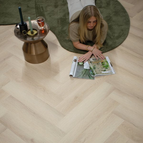 Sfeerfoto van Gelasta Sierra Visgraat 3102 met vloerkleed en persoon