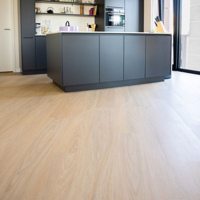 Sfeerfoto van een Vivafloors PVC vloer in een zwarte keuken