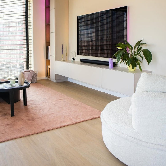 Vivafloors 7810 click pvc vloer met rechte planken in modern interieur met wit meubilair en zacht vloerkleed.