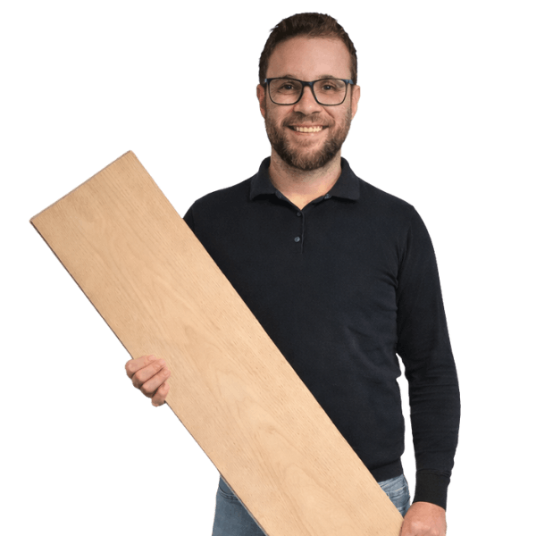 Vloeren Expert Johan Met een PVC plank
